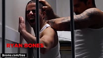 Hot inmates get to fucking while stuck in prison - BROMO