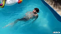 Naughty girl playing in the pool - Candy Crush Brasil