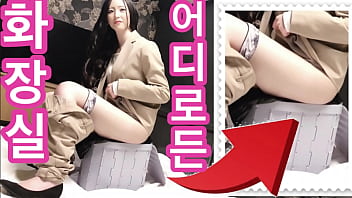 Korean subtitles. Consequences of using a disaster toilet by a woman | Japanese beautiful pee. vibrator, masturbating, cumshot