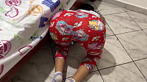 I trick my stepdaughter into looking under the bed to look at her big ass